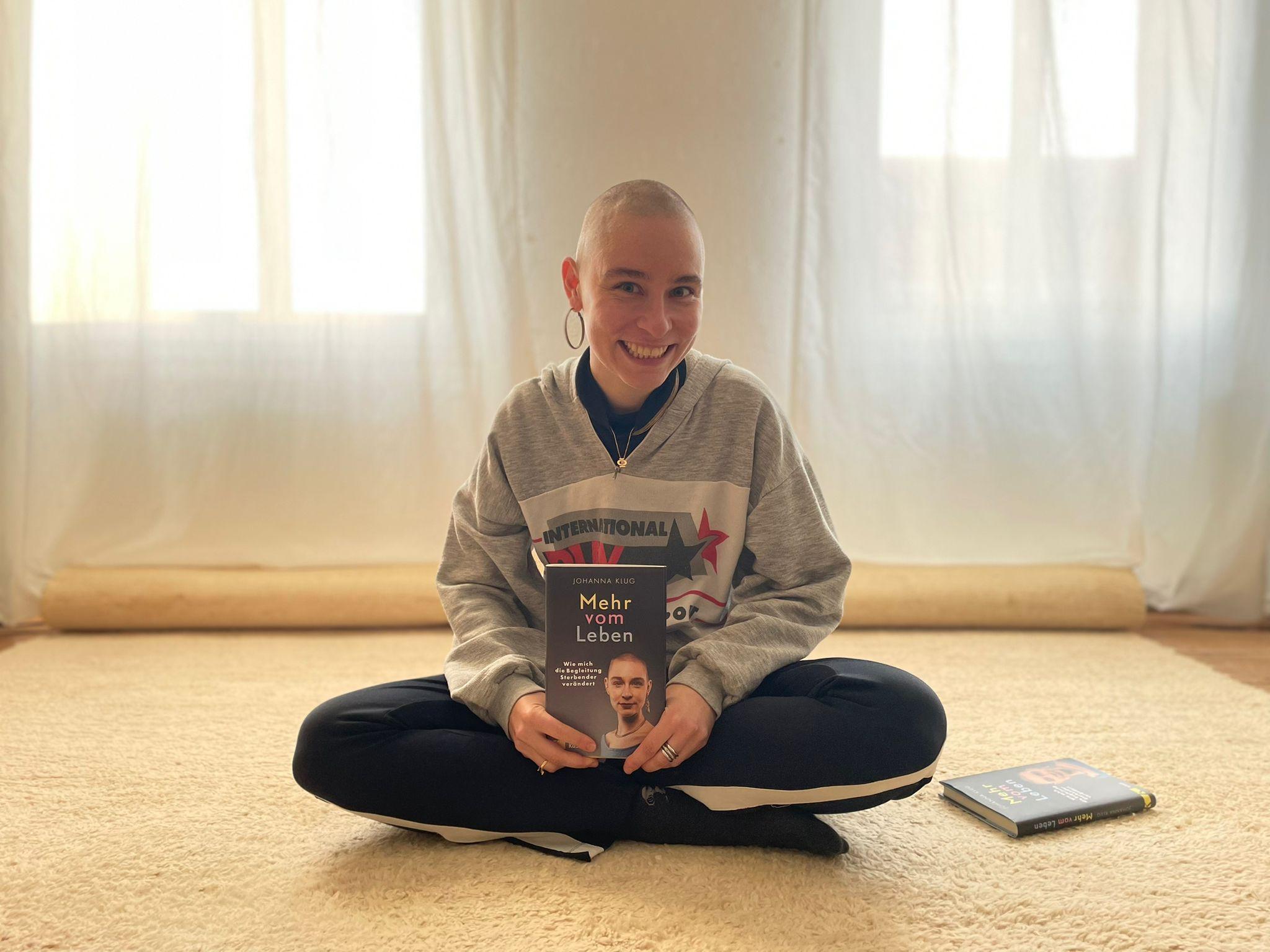 Johanna Klug mit Buch "Mehr vom Leben"